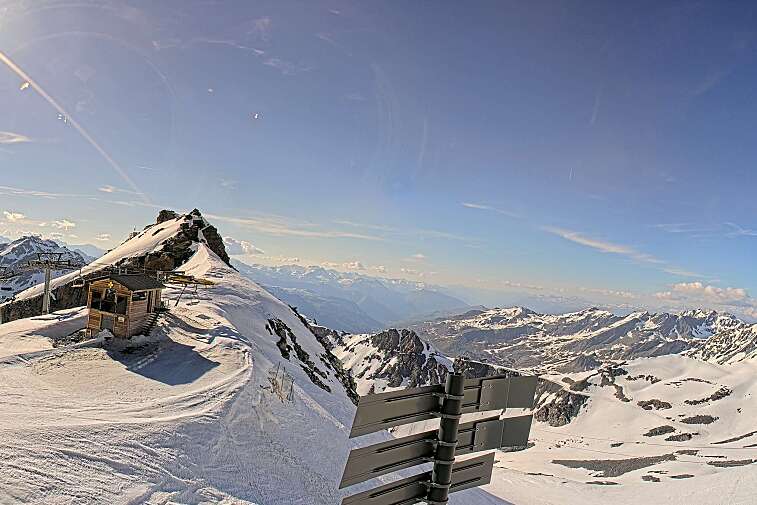 Webcam view of La Bee Zipline in the Val Thorens ski resort.  The ride is accessible via the 2 Lacs gondola or the Moutière chairlift.