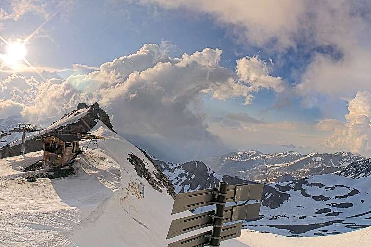 Webcam view of La Bee Zipline in the Val Thorens ski resort.  The ride is accessible via the 2 Lacs gondola or the Moutière chairlift.