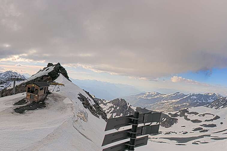 Webcam view of La Bee Zipline in the Val Thorens ski resort.  The ride is accessible via the 2 Lacs gondola or the Moutière chairlift.