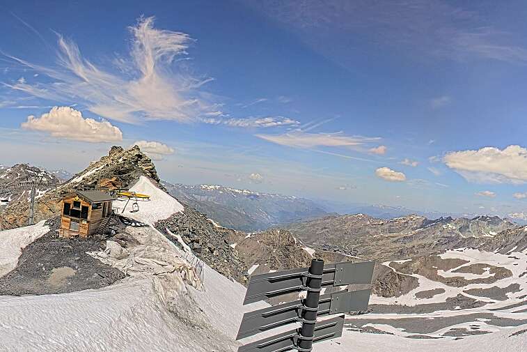 Webcam view of La Bee Zipline in the Val Thorens ski resort.  The ride is accessible via the 2 Lacs gondola or the Moutière chairlift.