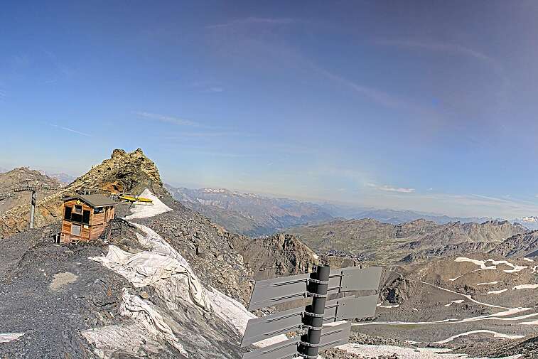 Webcam view of La Bee Zipline in the Val Thorens ski resort.  The ride is accessible via the 2 Lacs gondola or the Mouti&egrave;re chairlift.