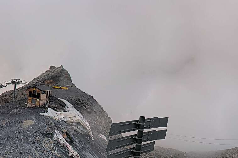 Webcam view of La Bee Zipline in the Val Thorens ski resort.  The ride is accessible via the 2 Lacs gondola or the Mouti&egrave;re chairlift.
