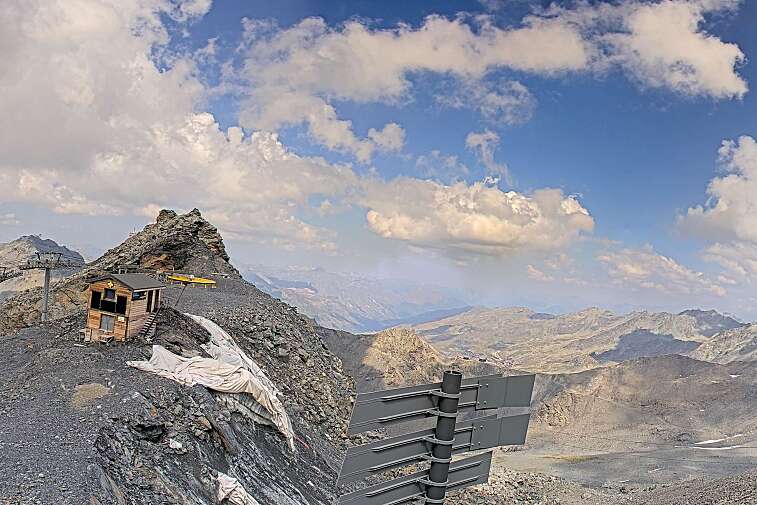 Webcam view of La Bee Zipline in the Val Thorens ski resort.  The ride is accessible via the 2 Lacs gondola or the Mouti&egrave;re chairlift.