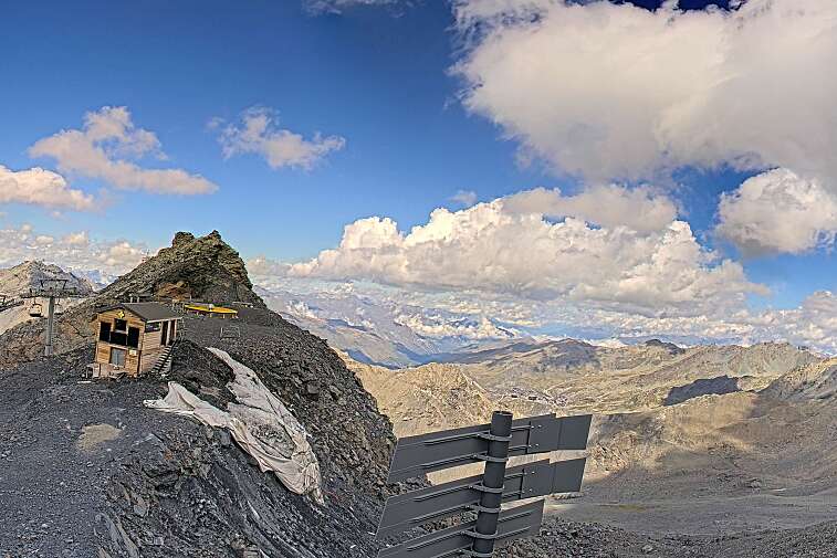 Webcam view of La Bee Zipline in the Val Thorens ski resort.  The ride is accessible via the 2 Lacs gondola or the Mouti&egrave;re chairlift.