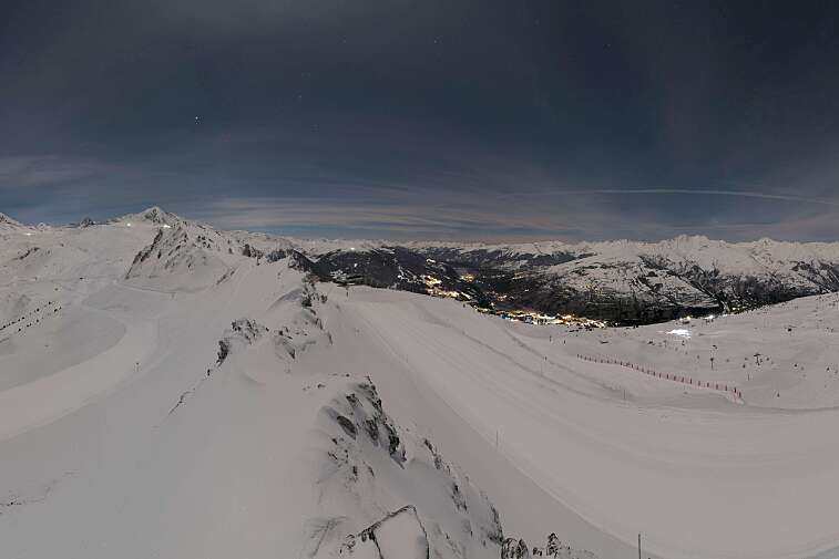 Sitting atop the Arpette ski lift, this webcam looks down to the resorts of Arc 2000 and Arc 1950