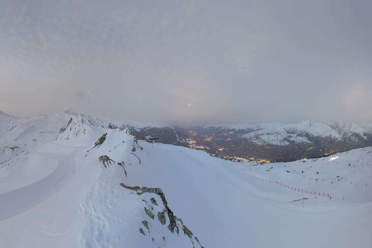 Sitting atop the Arpette ski lift, this webcam looks down to the resorts of Arc 2000 and Arc 1950