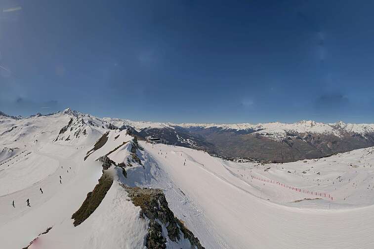 Sitting atop the Arpette ski lift, this webcam looks down to the resorts of Arc 2000 and Arc 1950