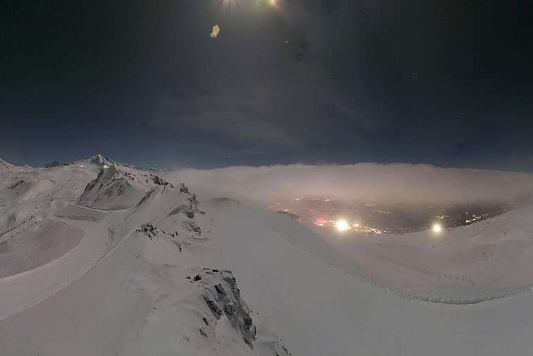 Sitting atop the Arpette ski lift, this webcam looks down to the resorts of Arc 2000 and Arc 1950