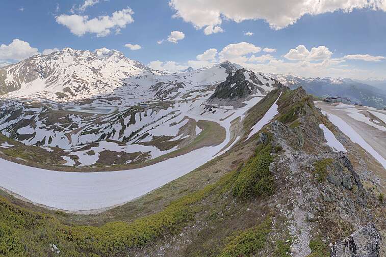 Sitting atop the Arpette ski lift, this webcam looks down to the resorts of Arc 2000 and Arc 1950