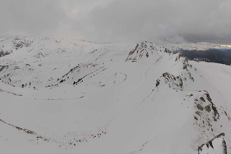 Sitting atop the Arpette ski lift, this webcam looks down to the resorts of Arc 2000 and Arc 1950