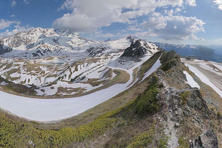 Sitting atop the Arpette ski lift, this webcam looks down to the resorts of Arc 2000 and Arc 1950