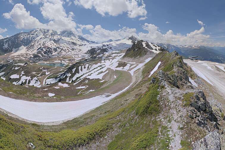 Sitting atop the Arpette ski lift, this webcam looks down to the resorts of Arc 2000 and Arc 1950