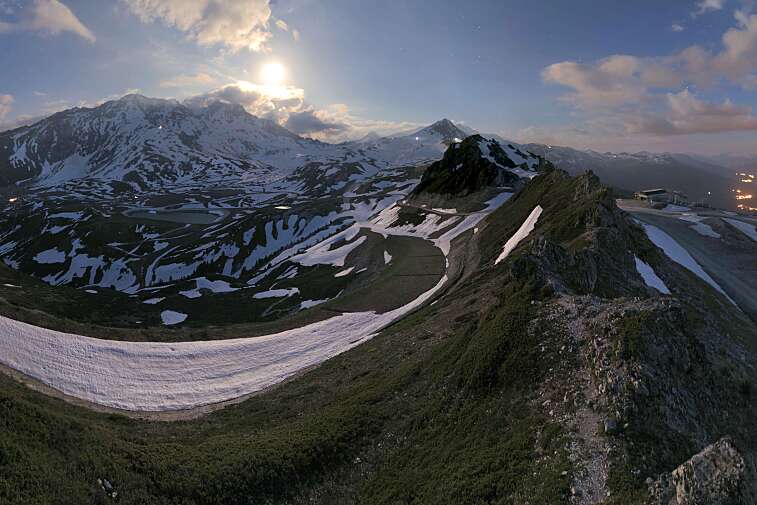 Sitting atop the Arpette ski lift, this webcam looks down to the resorts of Arc 2000 and Arc 1950
