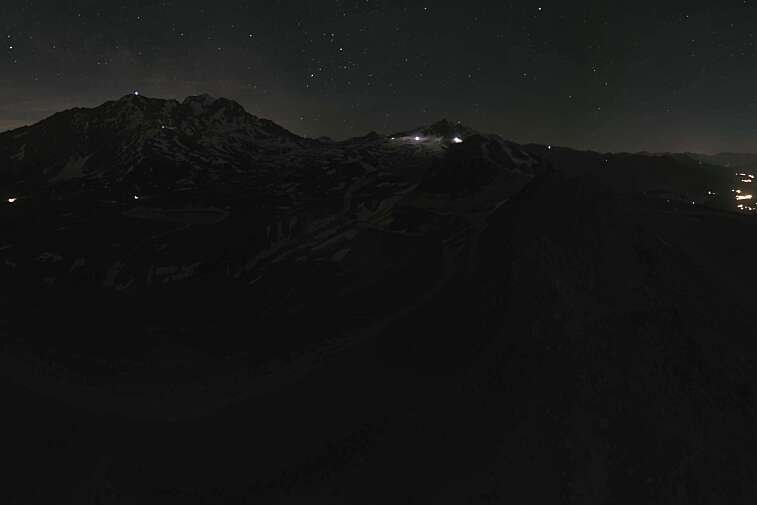 Sitting atop the Arpette ski lift, this webcam looks down to the resorts of Arc 2000 and Arc 1950