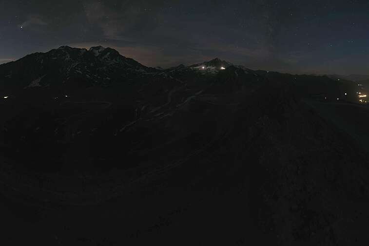 Sitting atop the Arpette ski lift, this webcam looks down to the resorts of Arc 2000 and Arc 1950