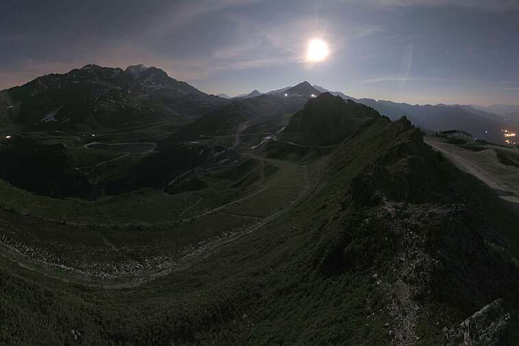 Sitting atop the Arpette ski lift, this webcam looks down to the resorts of Arc 2000 and Arc 1950