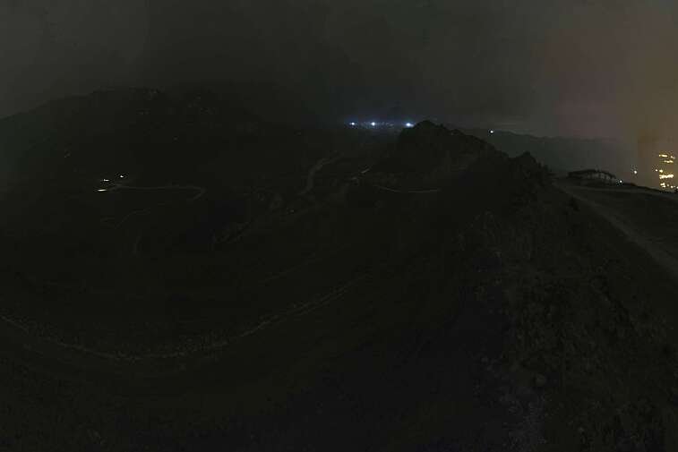 Sitting atop the Arpette ski lift, this webcam looks down to the resorts of Arc 2000 and Arc 1950