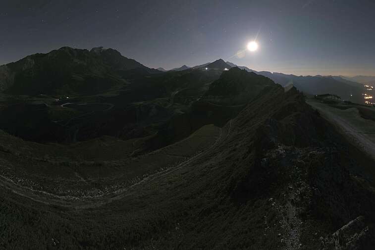 Sitting atop the Arpette ski lift, this webcam looks down to the resorts of Arc 2000 and Arc 1950