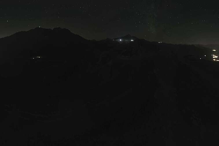 Sitting atop the Arpette ski lift, this webcam looks down to the resorts of Arc 2000 and Arc 1950