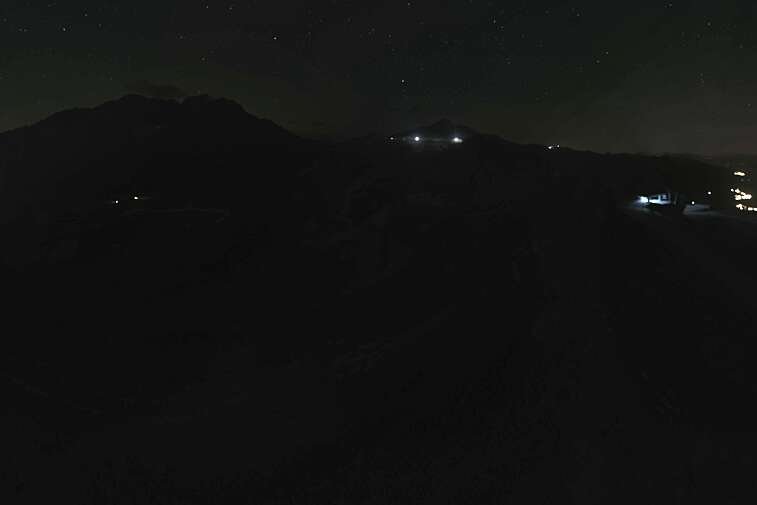 Sitting atop the Arpette ski lift, this webcam looks down to the resorts of Arc 2000 and Arc 1950
