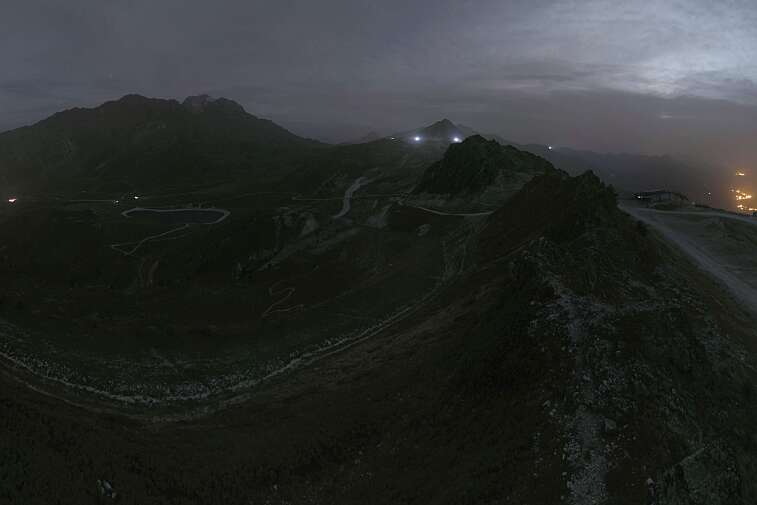 Sitting atop the Arpette ski lift, this webcam looks down to the resorts of Arc 2000 and Arc 1950