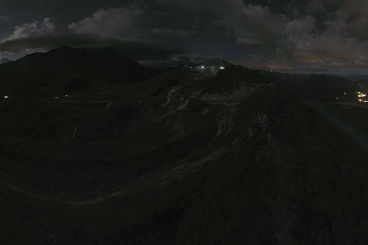 Sitting atop the Arpette ski lift, this webcam looks down to the resorts of Arc 2000 and Arc 1950