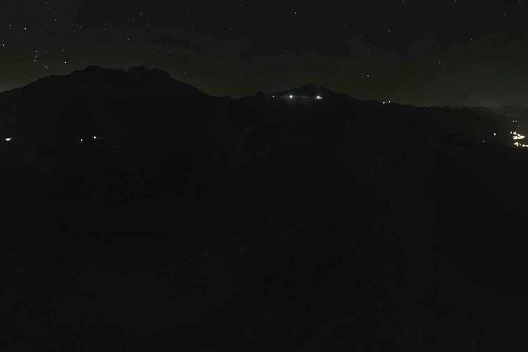 Sitting atop the Arpette ski lift, this webcam looks down to the resorts of Arc 2000 and Arc 1950