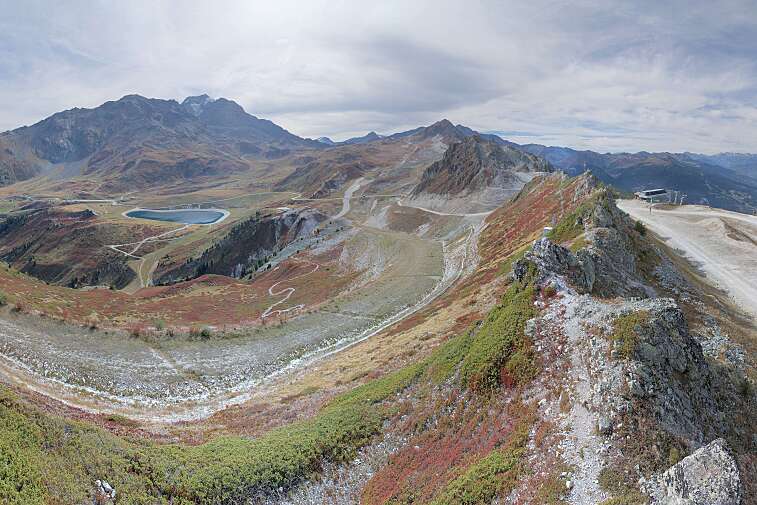 Sitting atop the Arpette ski lift, this webcam looks down to the resorts of Arc 2000 and Arc 1950