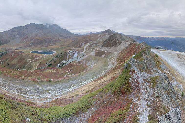 Sitting atop the Arpette ski lift, this webcam looks down to the resorts of Arc 2000 and Arc 1950