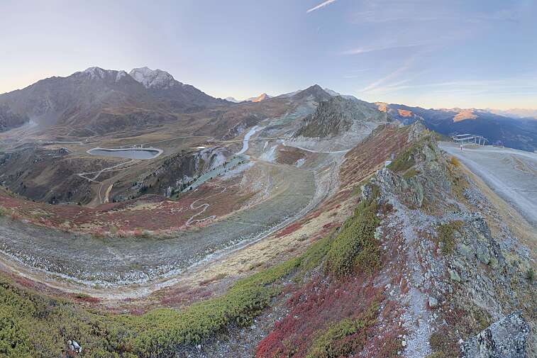 Sitting atop the Arpette ski lift, this webcam looks down to the resorts of Arc 2000 and Arc 1950