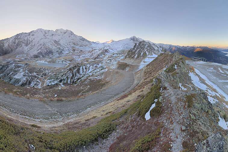 Sitting atop the Arpette ski lift, this webcam looks down to the resorts of Arc 2000 and Arc 1950