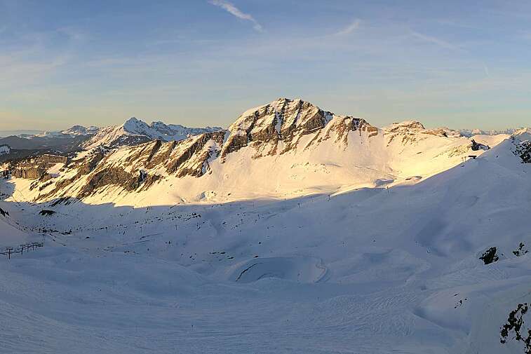 This webcam shows a piste in the Arare sector in the Avoriaz ski area at around 2000m