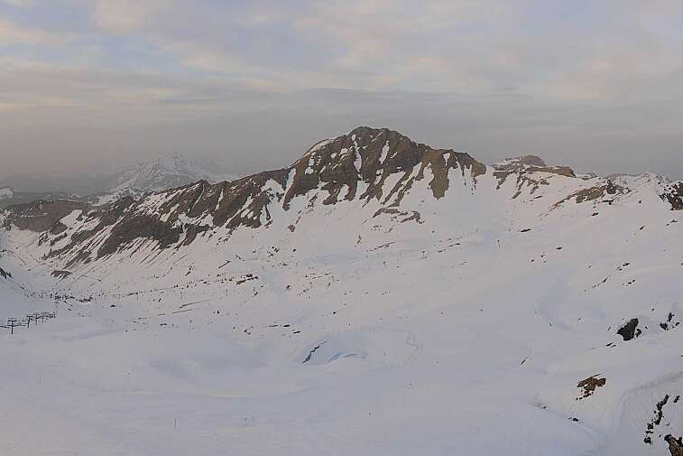 This webcam shows a piste in the Arare sector in the Avoriaz ski area at around 2000m