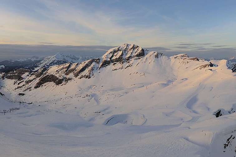 This webcam shows a piste in the Arare sector in the Avoriaz ski area at around 2000m