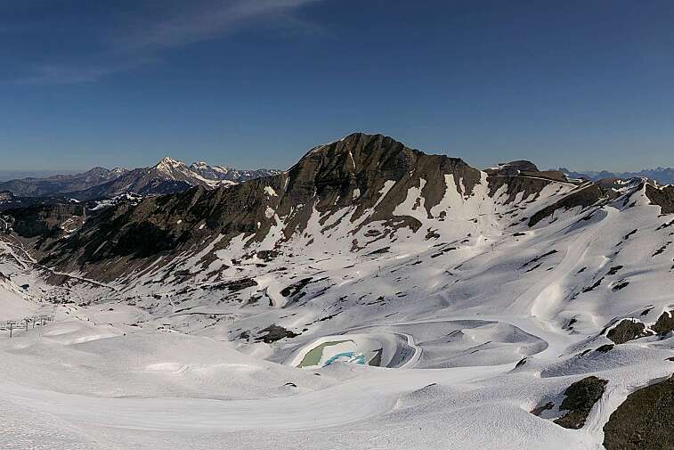 This webcam shows a piste in the Arare sector in the Avoriaz ski area at around 2000m