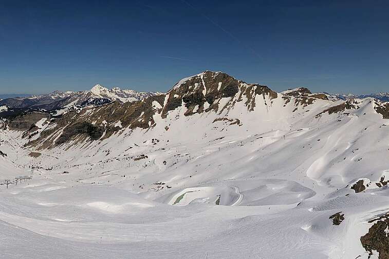 This webcam shows a piste in the Arare sector in the Avoriaz ski area at around 2000m