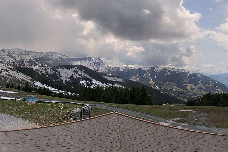 This panoramic 360° webcam view from the top of Bettex/Mont d'Arbois gondolas gives a great view of the Evasion Mont-Blanc ski area