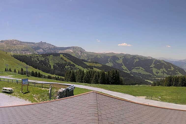 This panoramic 360° webcam view from the top of Bettex/Mont d'Arbois gondolas gives a great view of the Evasion Mont-Blanc ski area
