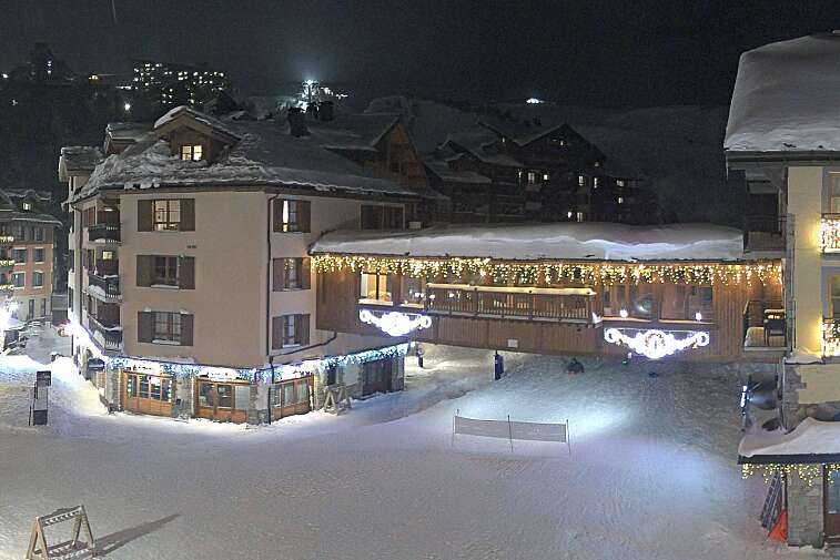 This webcam view gives a direct view into the pedestrian centre of Les Arcs 1950