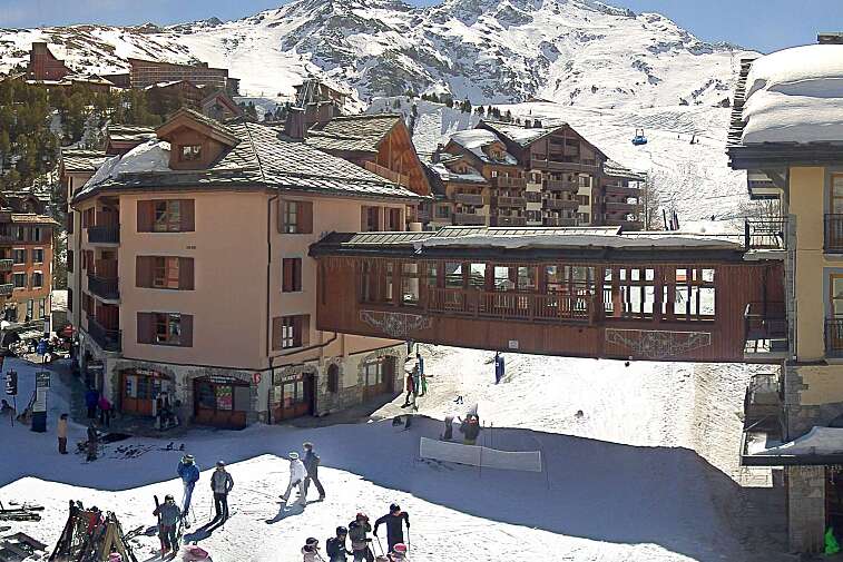 This webcam view gives a direct view into the pedestrian centre of Les Arcs 1950