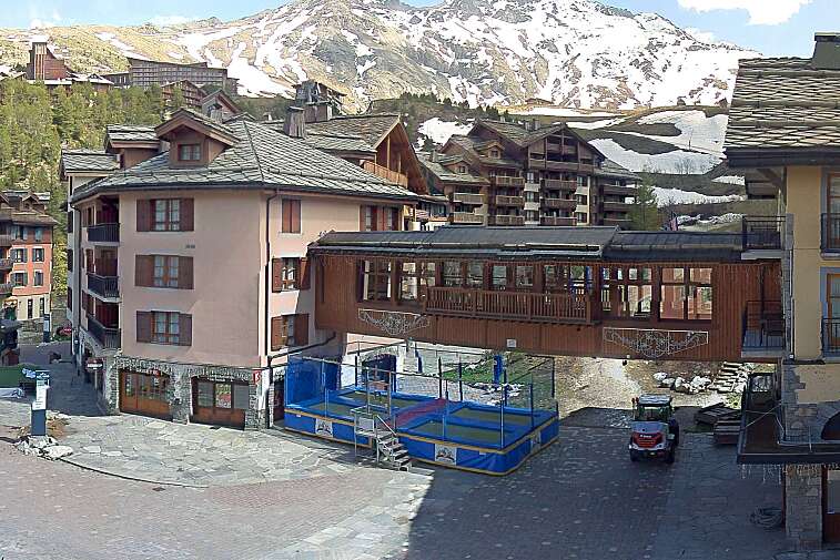 This webcam view gives a direct view into the pedestrian centre of Les Arcs 1950