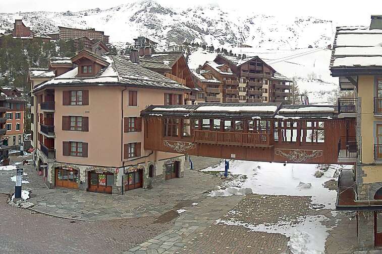This webcam view gives a direct view into the pedestrian centre of Les Arcs 1950