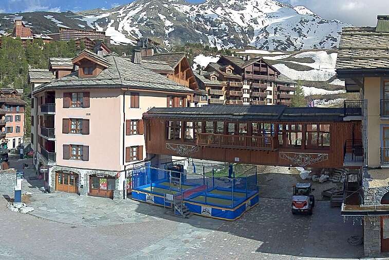 This webcam view gives a direct view into the pedestrian centre of Les Arcs 1950