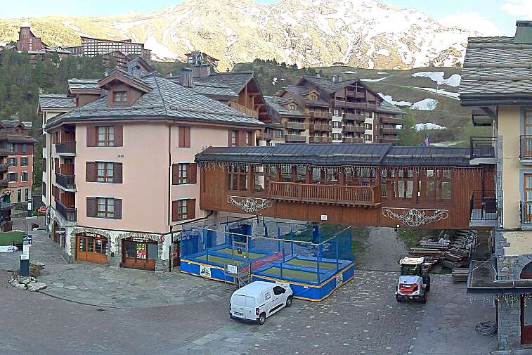This webcam view gives a direct view into the pedestrian centre of Les Arcs 1950