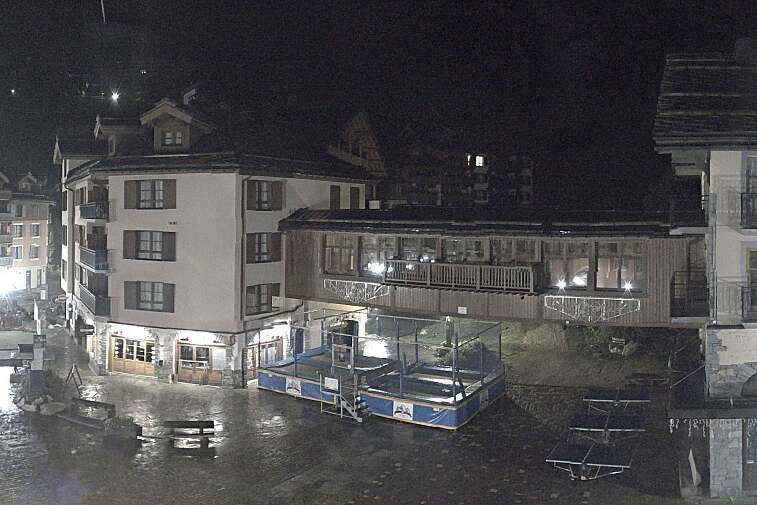 This webcam view gives a direct view into the pedestrian centre of Les Arcs 1950