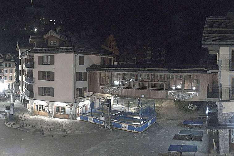 This webcam view gives a direct view into the pedestrian centre of Les Arcs 1950