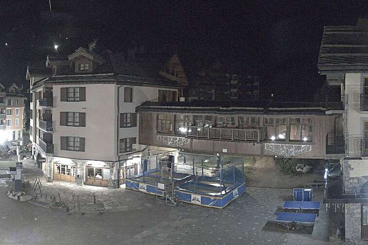 This webcam view gives a direct view into the pedestrian centre of Les Arcs 1950