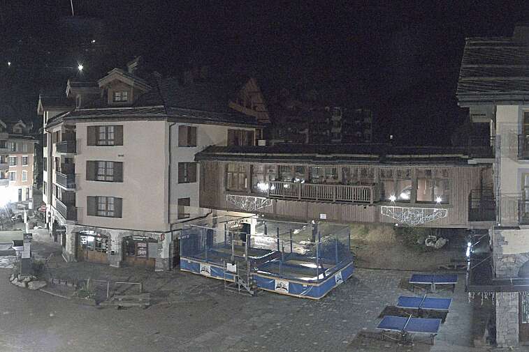 This webcam view gives a direct view into the pedestrian centre of Les Arcs 1950