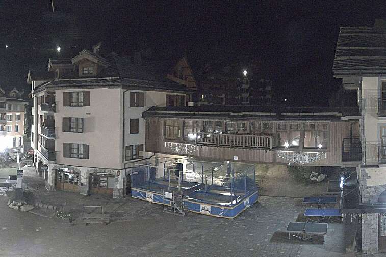This webcam view gives a direct view into the pedestrian centre of Les Arcs 1950