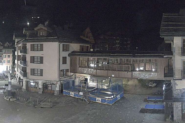 This webcam view gives a direct view into the pedestrian centre of Les Arcs 1950